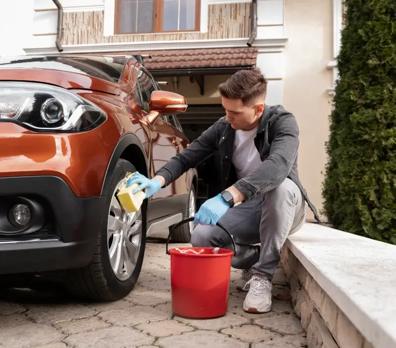 Lavage auto à domicile Berjou : professionnel intervenant sur un véhicule